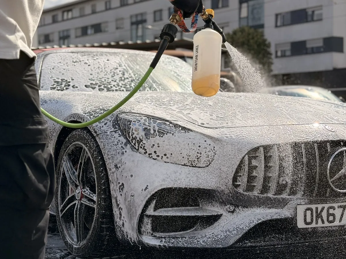 Schaumwäsche an einem Fahrzeug