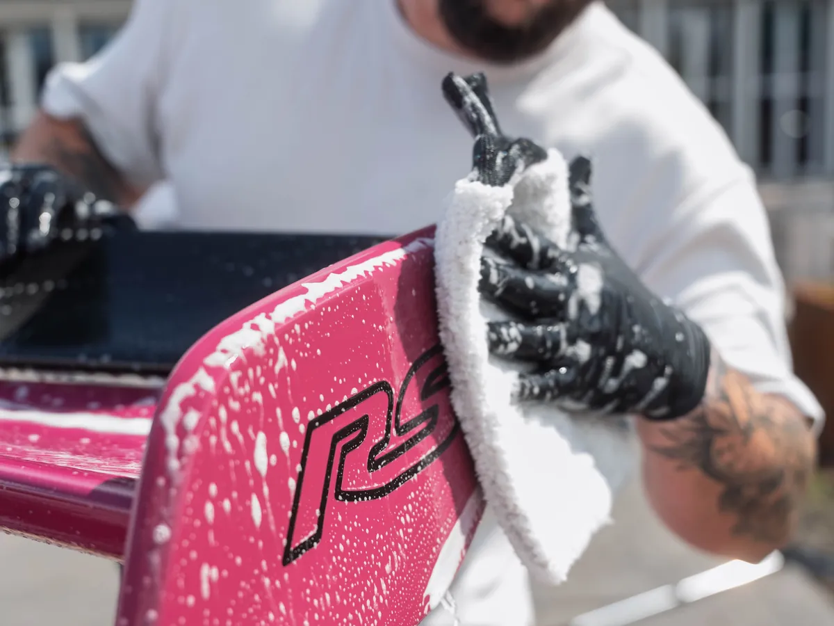 Detailreinigung eines Fahrzeugflügels mit Waschhandschuh